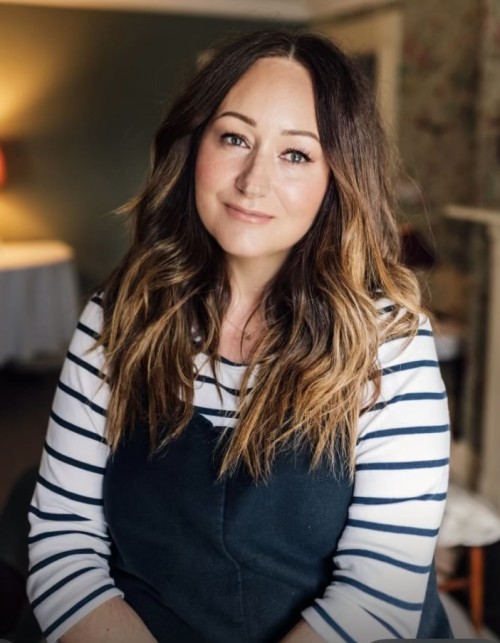 Tina Brocklebank Make-up artist.
Photo by Leanne Donohue.